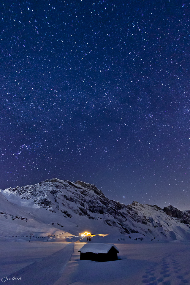 Schneebedeckte Berglandschaft Engelberg Sternenhimmel Nacht Zentralschweiz Schweiz Jan Geerk Fotograf Basel