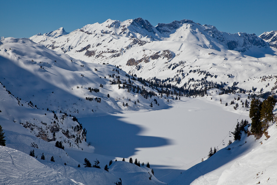 Schneebedeckte Berge Engelberg Wintertag Blauerhimmel Zentralschweiz Schweiz Jan Geerk Fotograf Basel