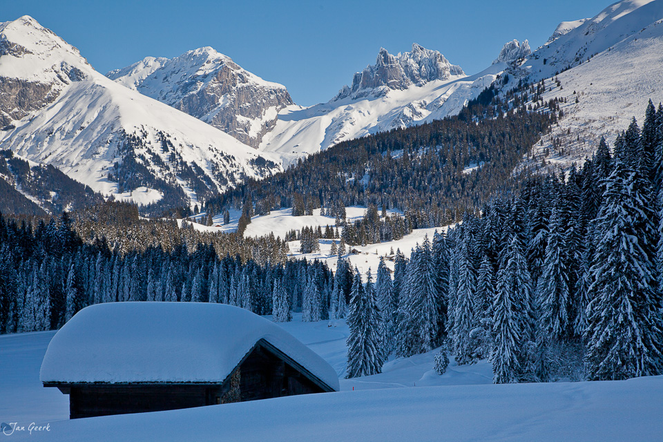 Schneebedeckte Alphütte Engelberg Winterlandschaft Alpental Zentralschweiz Schweiz Jan Geerk Fotograf Basel
