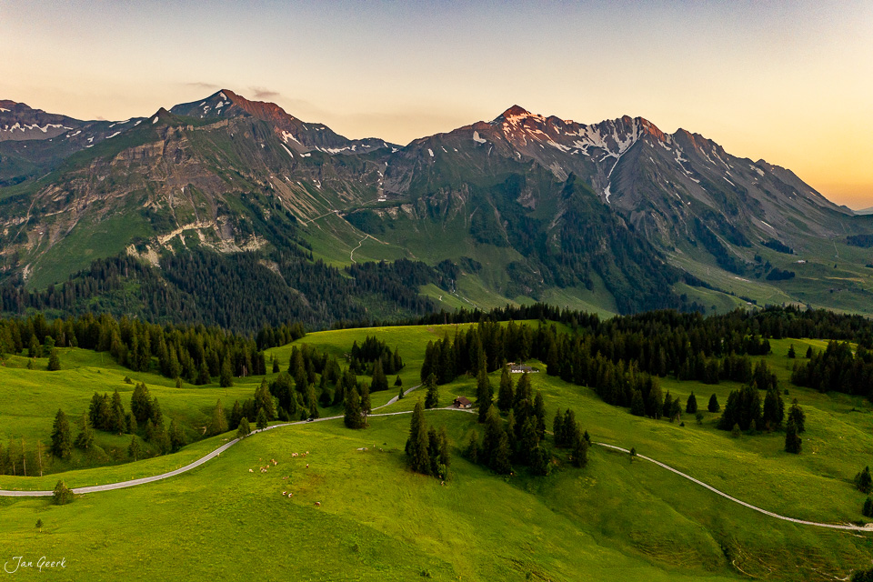 Luftaufnahme der Glaubenbielen mit grünen Alpweiden, Bergen und Häusern im Sommer in der Schweiz – Jan Geerk Fotograf Basel