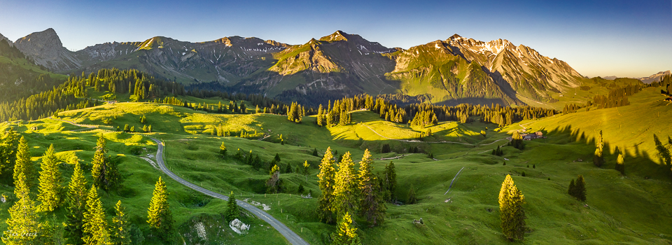 Glaubenbielen Luftaufnahme mit grünen Wiesen, Bergen und Sonnenlicht im Sommer, Obwalden Schweiz – Jan Geerk Fotograf Basel