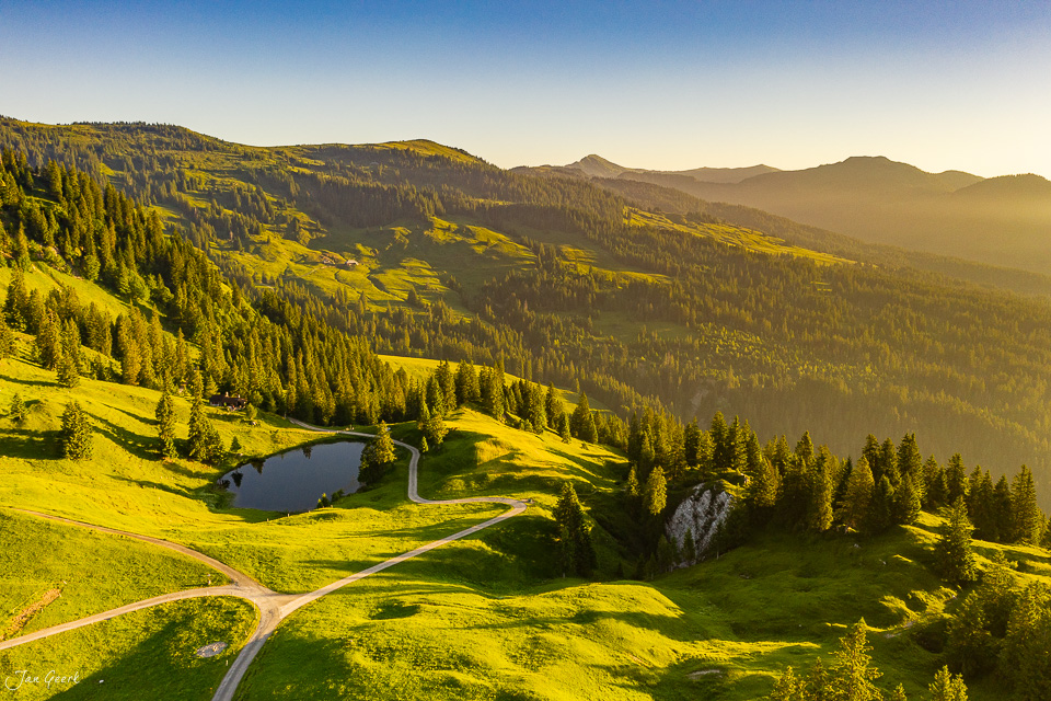 Glaubenbielen mit See und Berglandschaft, Sommerlichtstimmung im Obwalden, Schweiz – Jan Geerk Fotograf Basel