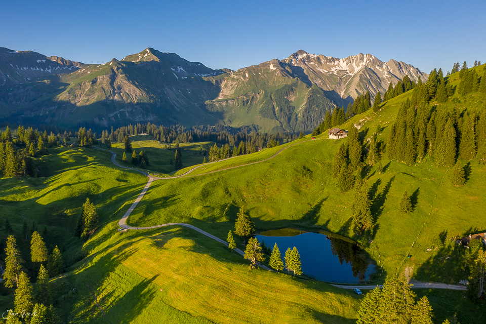 Glaubenbielen mit Engstlensee, grüne Bergwiesen und schneebedeckte Gipfel im Obwalden Schweiz – Jan Geerk Fotograf Basel