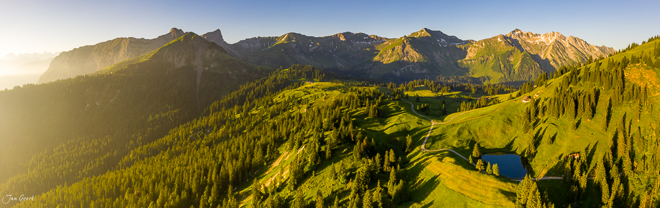 Luftaufnahme der Glaubenbielen mit Bergsee, grünen Alpenwiesen und Bergpanorama im Sommerlicht, Obwalden Schweiz – Jan Geerk Fotograf Basel