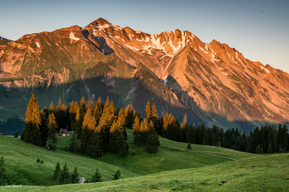 Alplandschaft Glaubenbielen mit Bergpanorama im goldenen Sommerlicht Obwalden Schweiz – Jan Geerk Fotograf Basel