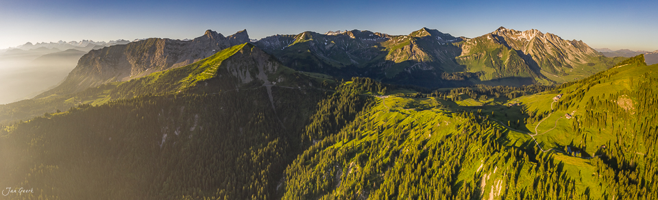 Luftaufnahme der Glaubenbielen mit Bergsee, grüne Alpwiesen und Bergkette im Sommerlicht, Obwalden Schweiz – Jan Geerk Fotograf Basel