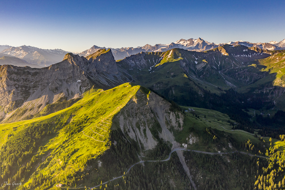 Luftaufnahme der Glaubenbielen mit grünen Berghängen, Wäldern und Bergketten im Sommer, Obwalden Schweiz – Jan Geerk Fotograf Basel