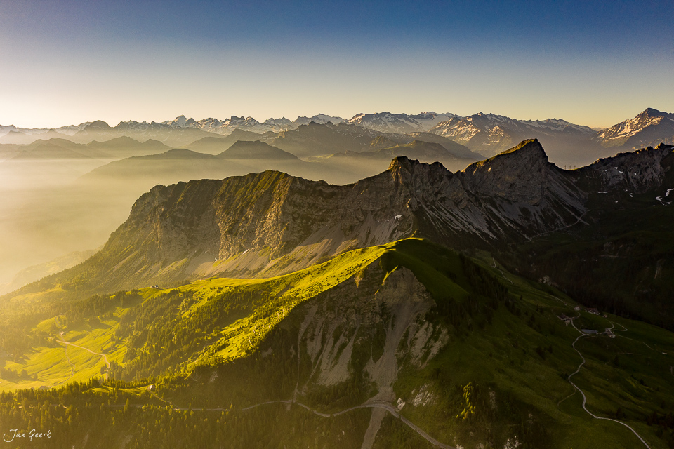 Luftaufnahme der Glaubenbielen mit Blick auf Wellhorn und Titlis in goldener Morgenstimmung, Obwalden Schweiz – Jan Geerk Fotograf Basel
