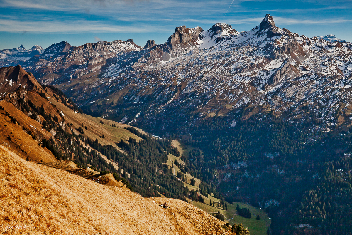 Herbstliche Alpenpanorama vom Fronalpstock mit schneebedeckten Gipfeln Zentralschweiz