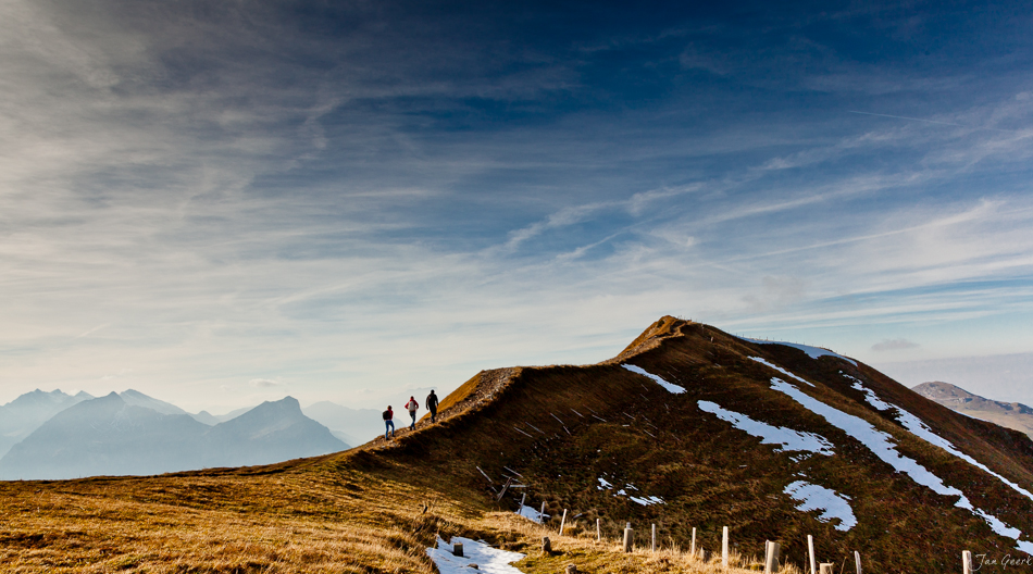 Wanderer auf Fronalpstock Herbstliche Berglandschaft mit Schneeflecken Zentralschweiz Schweiz Jan Geerk Fotograf Basel