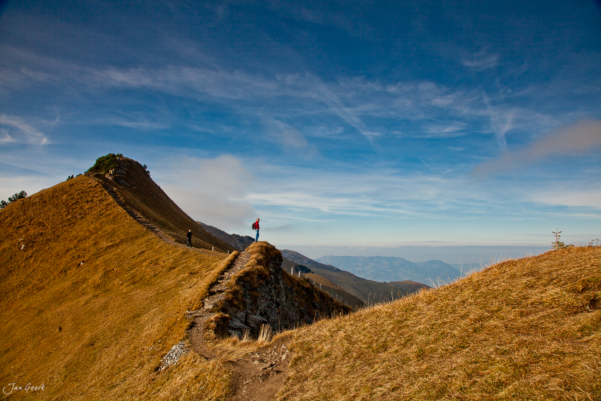 Wanderer auf Bergweg am Fronalpstock Herbst Zentralschweiz Schweiz Jan Geerk Fotograf Basel