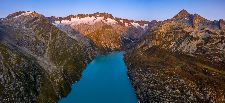 Alpiner Bergsee in der Göscheneralp umgeben von herbstlichen Bergen und Gletschern in der Schweiz – Jan Geerk Fotograf Basel
