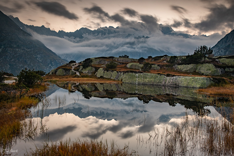 Bergsee mit Spiegelung am Göscheneralpsee, herbstliche Berglandschaft mit Dammastock Gletscher im Hintergrund, Uri Schweiz – Jan Geerk Fotograf Basel