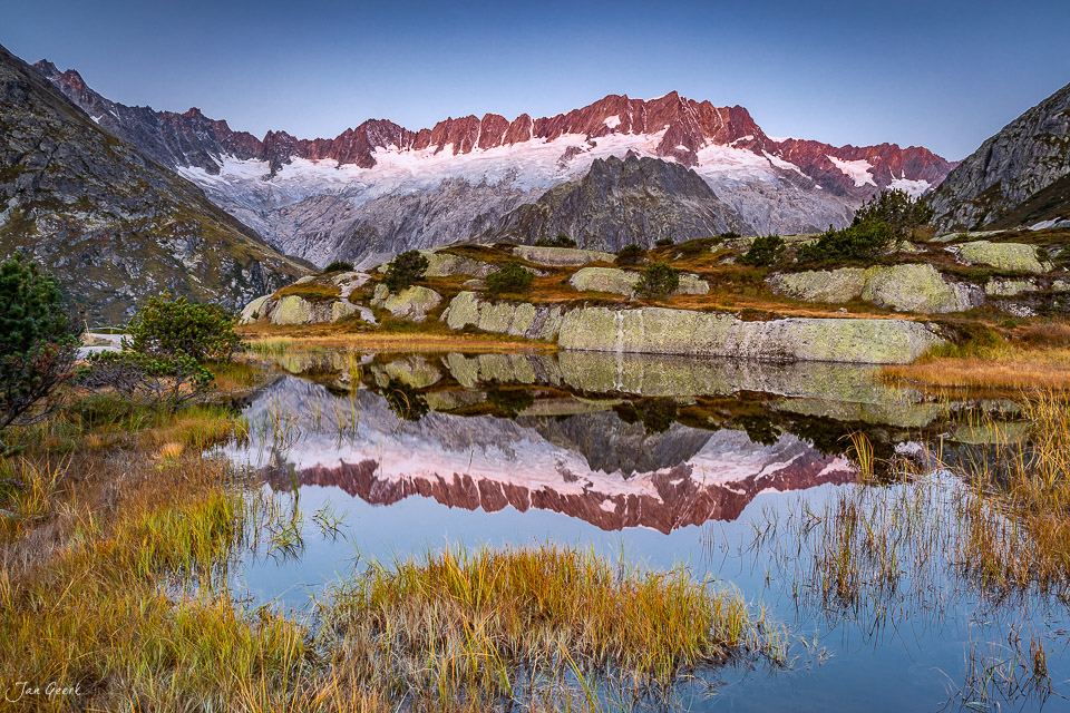 Bergsee mit Spiegelung und Gletscher im Hintergrund bei der Göscheneralp in den Schweizer Alpen – Jan Geerk Fotograf Basel
