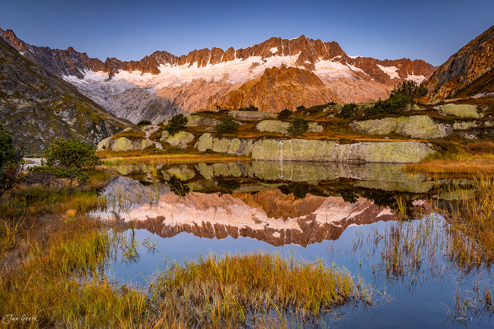 Bergsee mit Spiegelung und Gletscher am Dammastock in der Göscheneralp, Uri, Schweiz – Jan Geerk Fotograf Basel