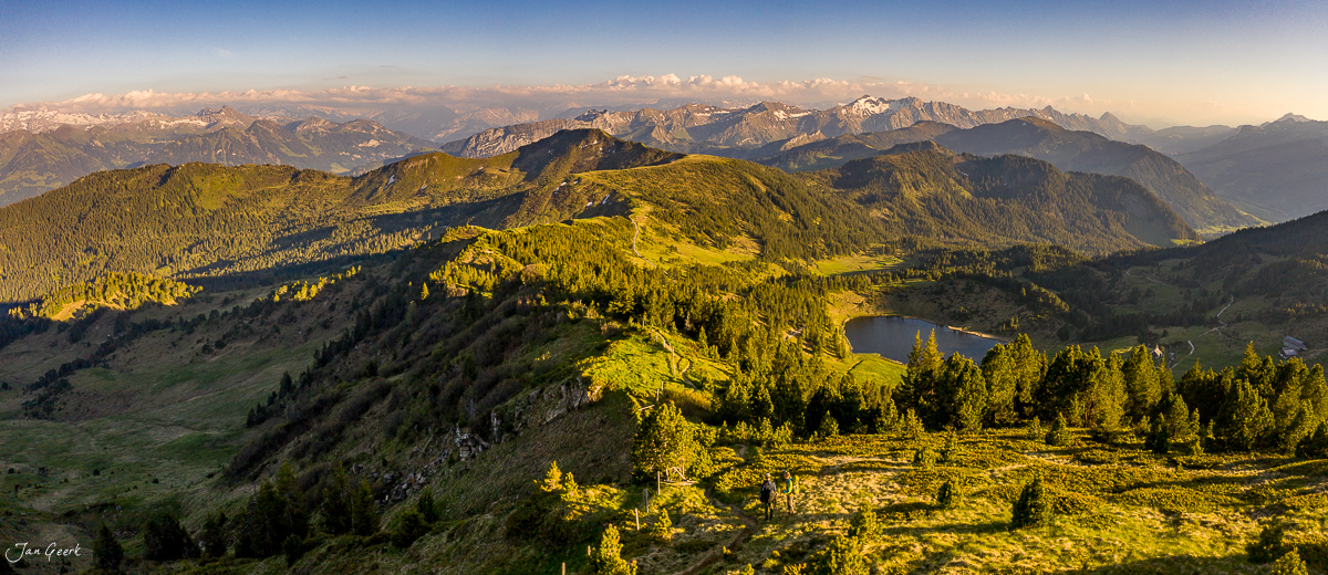 Alpenpanorama am Glaubenberg mit Seen, Wäldern und Kantlicht, Herbst, Zentralschweiz – Jan Geerk Fotograf Basel