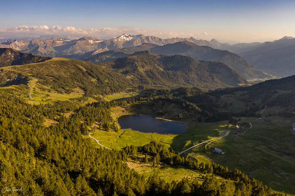 Alpensee Glaubenberg mit grünen Wäldern und Bergkette im goldenen Sonnenlicht Schweiz Jan Geerk Fotograf Basel