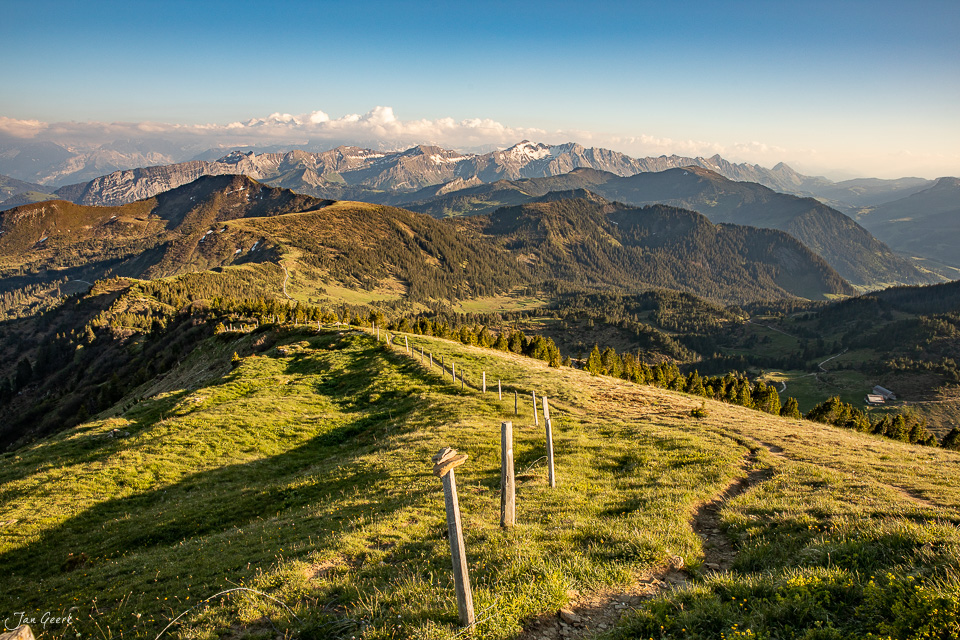 Alpweide mit Zaun auf dem Glaubenberg gegen Appenzeller Alpen in Morgenlicht, Zentralschweiz – Jan Geerk Fotograf Basel