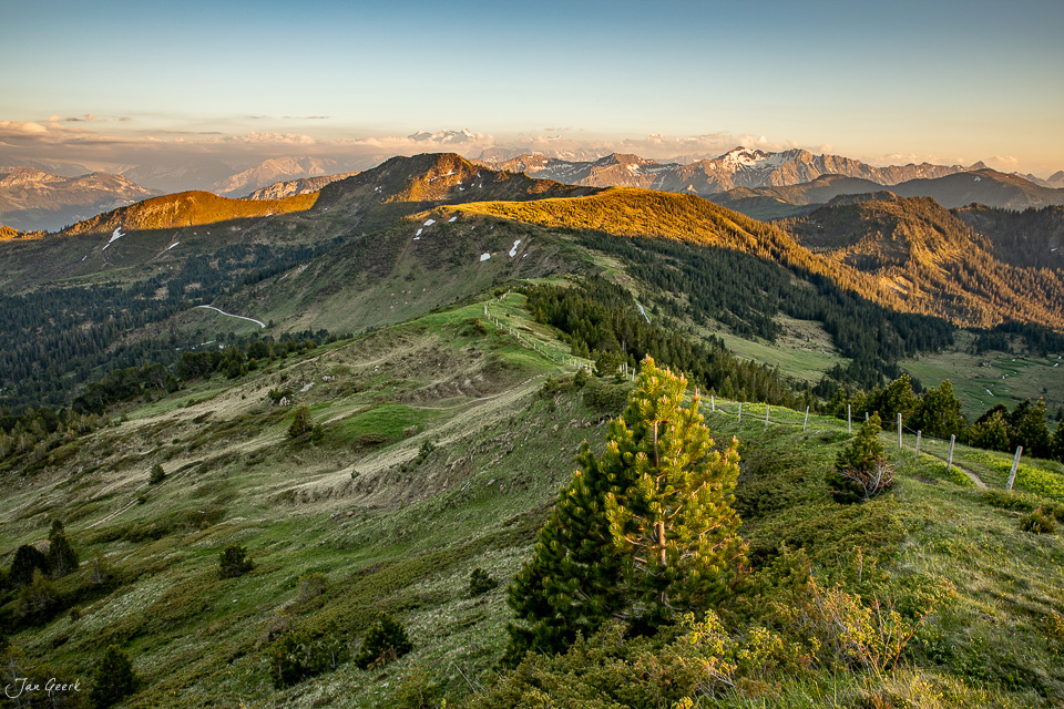 Berglandschaft Glaubenberg mit grünen Weiden und Alpenpanorama bei Sonnenuntergang in der Schweiz – Jan Geerk Fotograf Basel