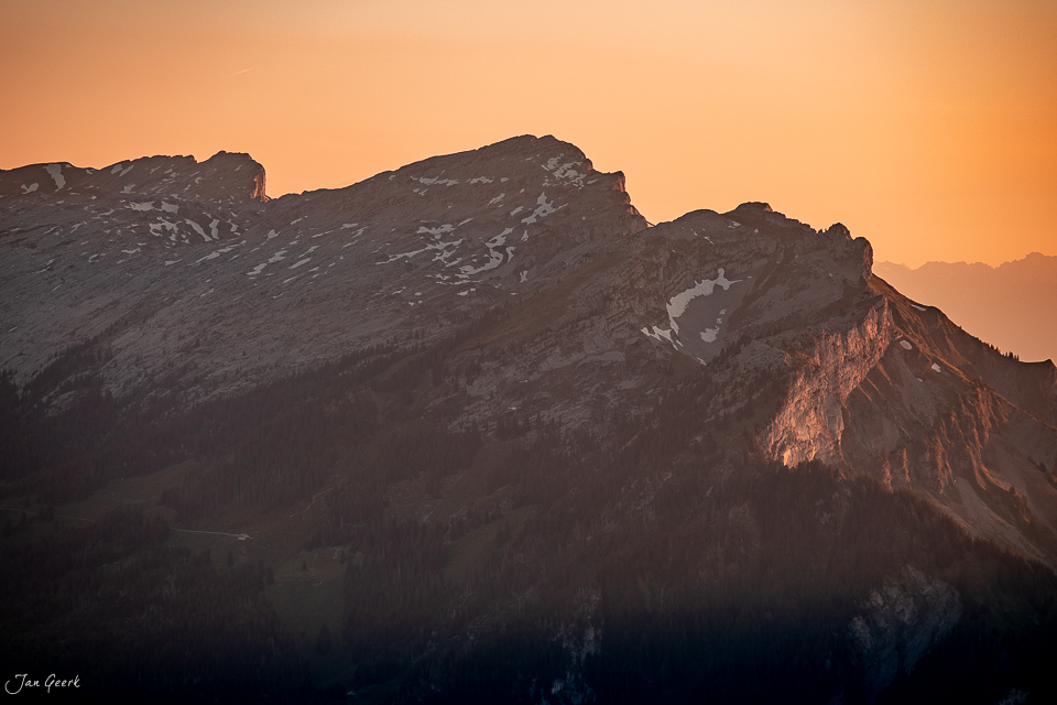Bergsilhouette Glaubenberg bei Sonnenaufgang, Kantlicht auf Felswand, Obwalden Zentralschweiz Schweiz – Jan Geerk Fotograf Basel
