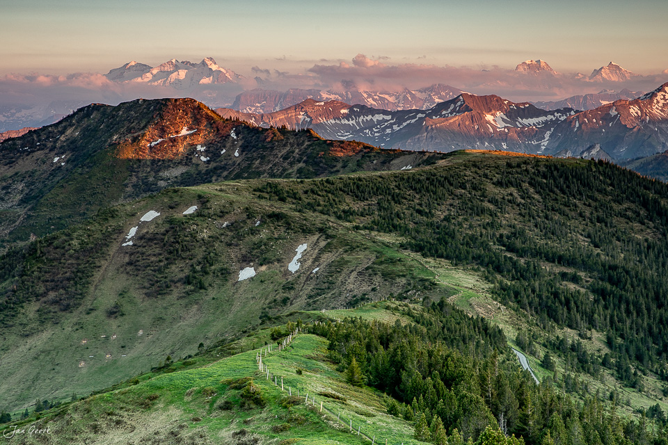 Alplandschaft Glaubenberg mit Bergketten im Morgenlicht, Zentralschweiz – Jan Geerk Fotograf Basel