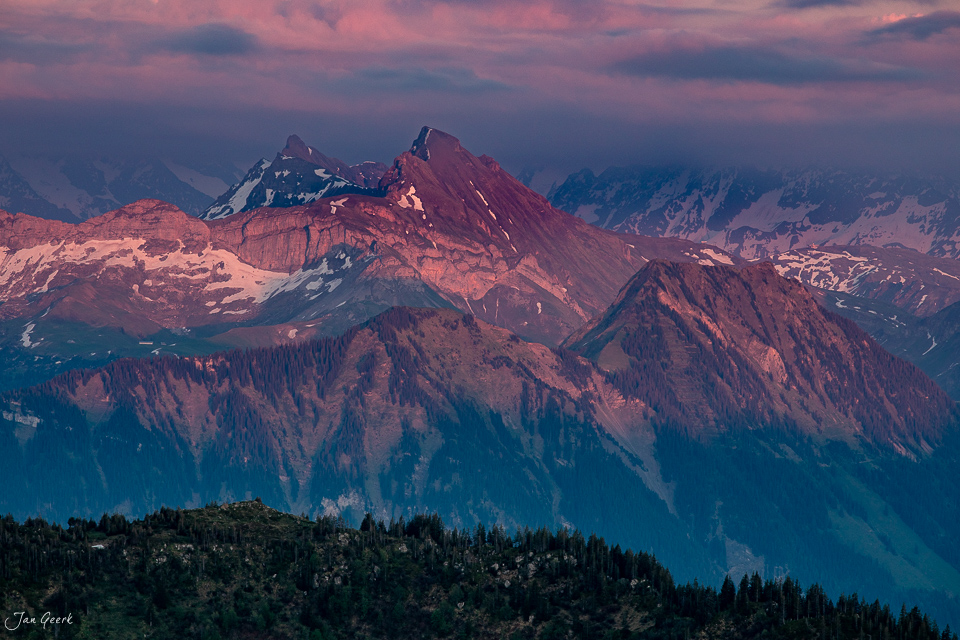 Alpengipfel Glaubenberg bei Sonnenuntergang mit Kantlicht, Obwalden Zentralschweiz – Jan Geerk Fotograf Basel