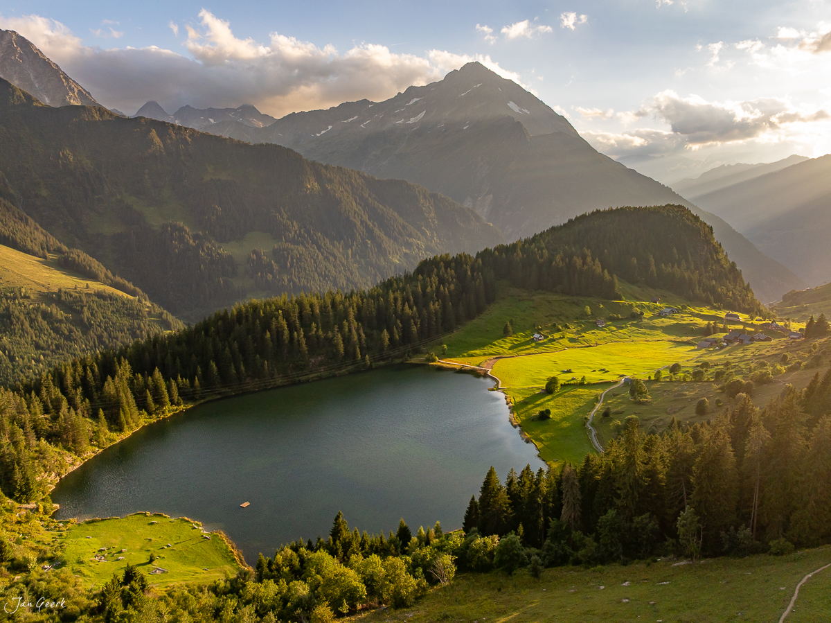 Golzernsee Bergsee mit grünen Alpweiden, Fichtenwäldern und Bergpanorama in Sommerlicht, Uri Zentralschweiz Schweiz – Jan Geerk Fotograf Basel