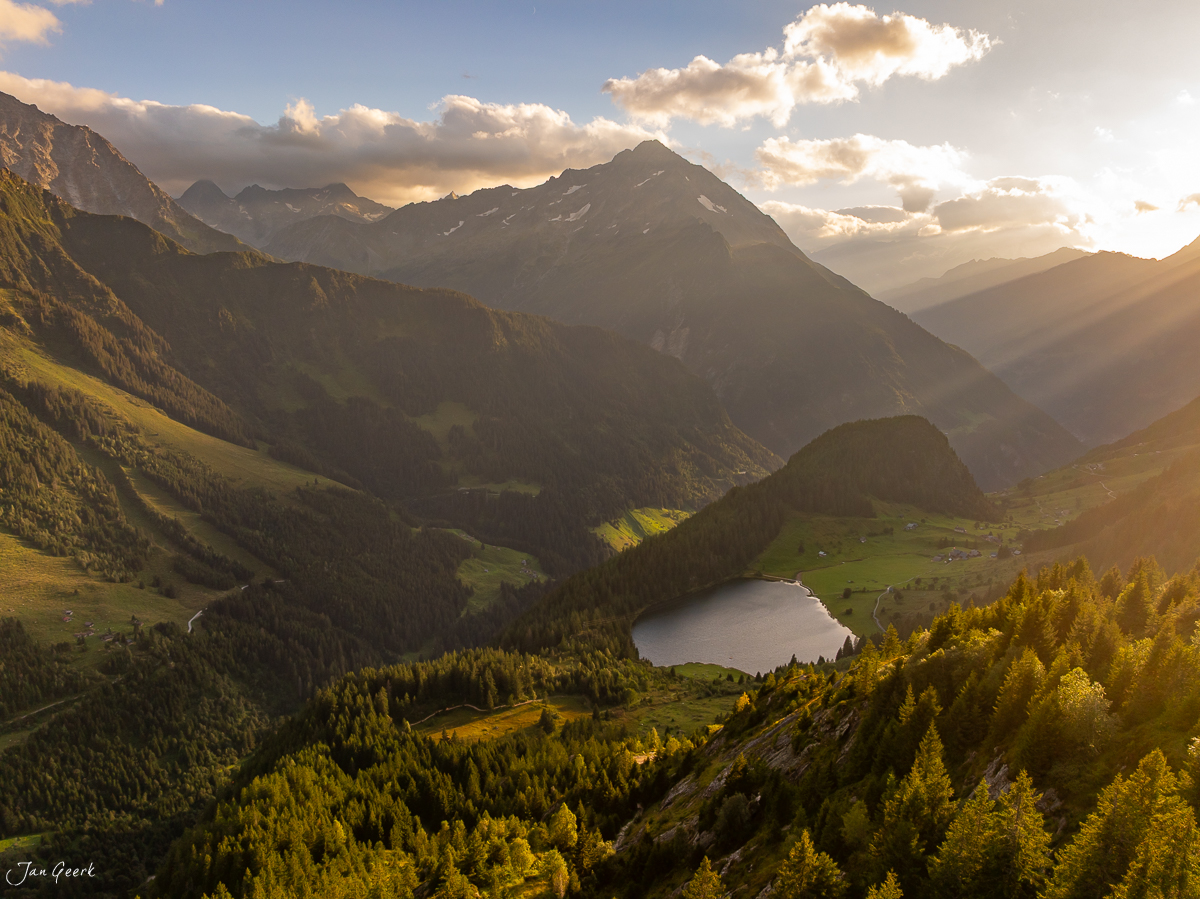 Golzernsee im Maderanertal mit Bergpanorama und Herbstlicht, Zentralschweiz Schweiz – Jan Geerk Fotograf Basel