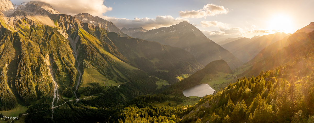 Luftaufnahme Golzernsee mit Bergsee, Alpenpanorama und Herbstlicht in Uri Zentralschweiz Schweiz – Jan Geerk Fotograf Basel