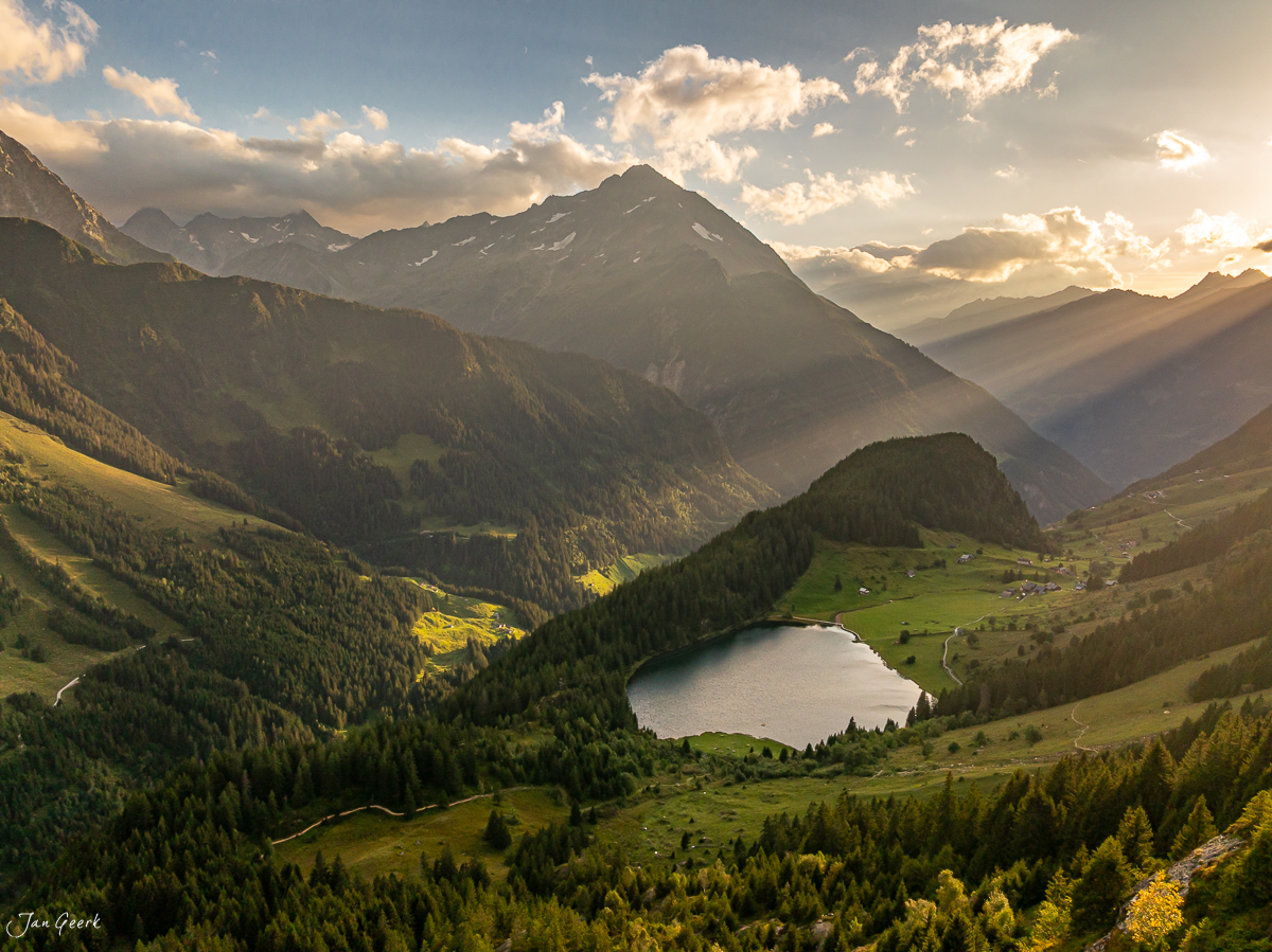 Luftaufnahme Golzernsee mit Bergsee, Wäldern und Bergen in Sommerlichtstimmung, Maderanertal Uri Zentralschweiz Schweiz – Jan Geerk Fotograf Basel