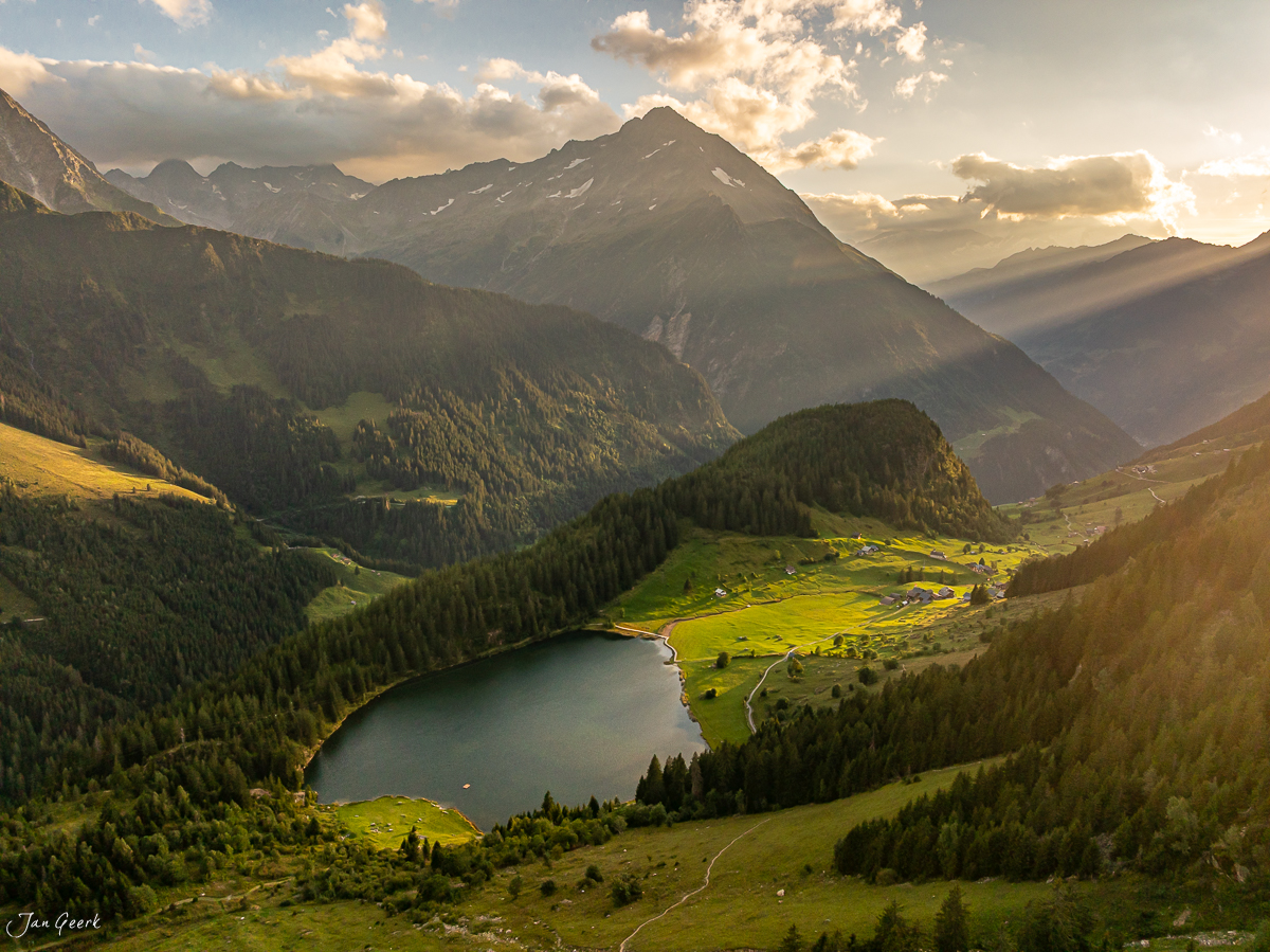 Luftaufnahme Golzernsee mit Bergsee, Alpental und Windgällen bei Sonnenlicht, Zentralschweiz Schweiz – Jan Geerk Fotograf Basel