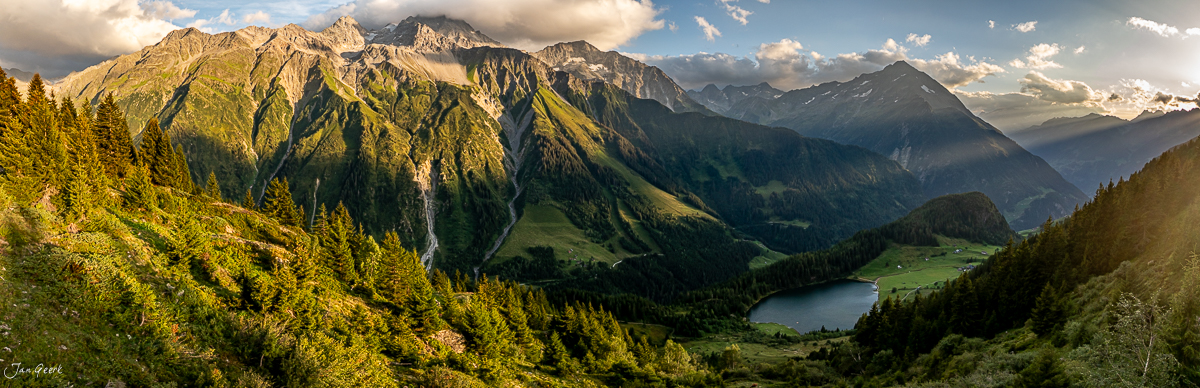 Luftaufnahme Golzernsee mit Bergsee, grüne Alpenlandschaft, Sommer, Maderanertal Uri Schweiz – Jan Geerk Fotograf Basel