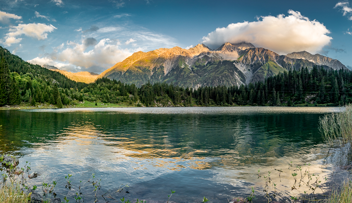 Golzernsee mit Bergpanorama, Alpengipfel im goldenen Licht, Uri Zentralschweiz Schweiz – Jan Geerk Fotograf Basel