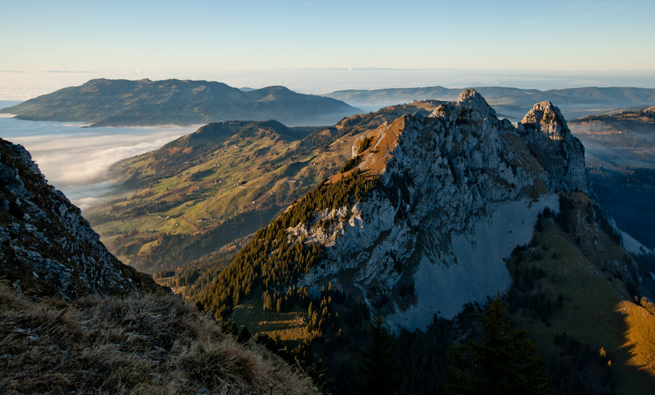 Grosser Mythen Herbstlandschaft Morgennebel Zentralschweiz Schweiz Jan Geerk Fotograf Basel