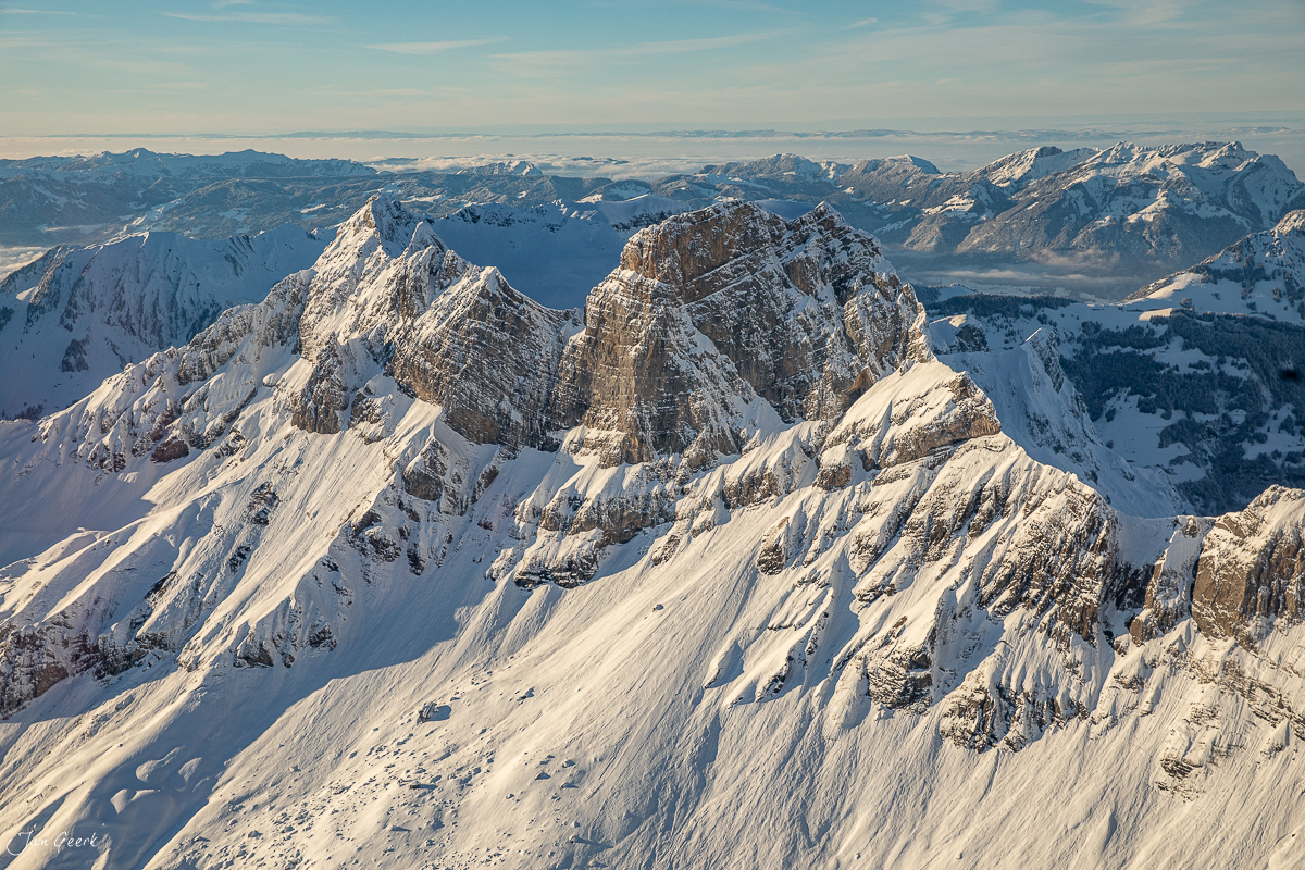 Schneebedeckte Bergketten und Gipfel am Titlis in der Zentralschweiz, Luftaufnahme mit Kantlicht, Winter in der Schweiz – Jan Geerk Fotograf Basel