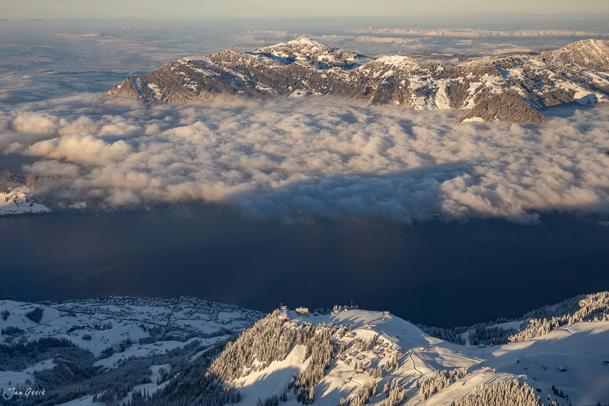 Helikopteraufnahme Titlis Schneebedeckte Berggipfel über Wolkendecke Zentralschweiz Schweiz Jan Geerk Fotograf Basel