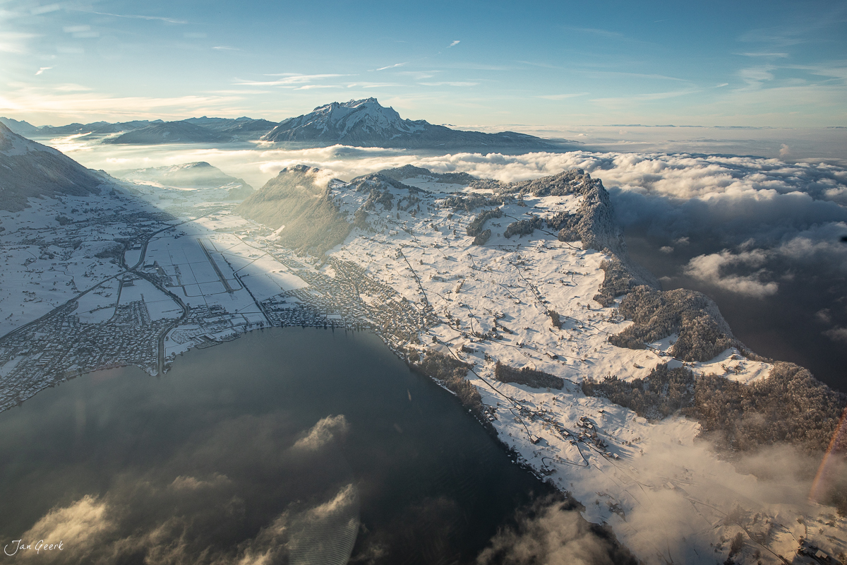Helikopterflug über Engelberg mit schneebedeckten Bergen, Vierwaldstättersee und Winternebeln in der Zentralschweiz – Jan Geerk Fotograf Basel