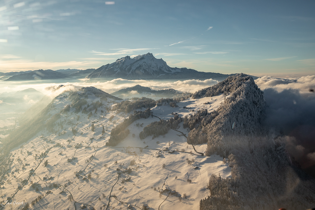 Luftaufnahme des Titlis in Winterstimmung mit Schneebedeckung, Nebelmeer und umliegenden Bergen der Zentralschweiz – Jan Geerk Fotograf Basel