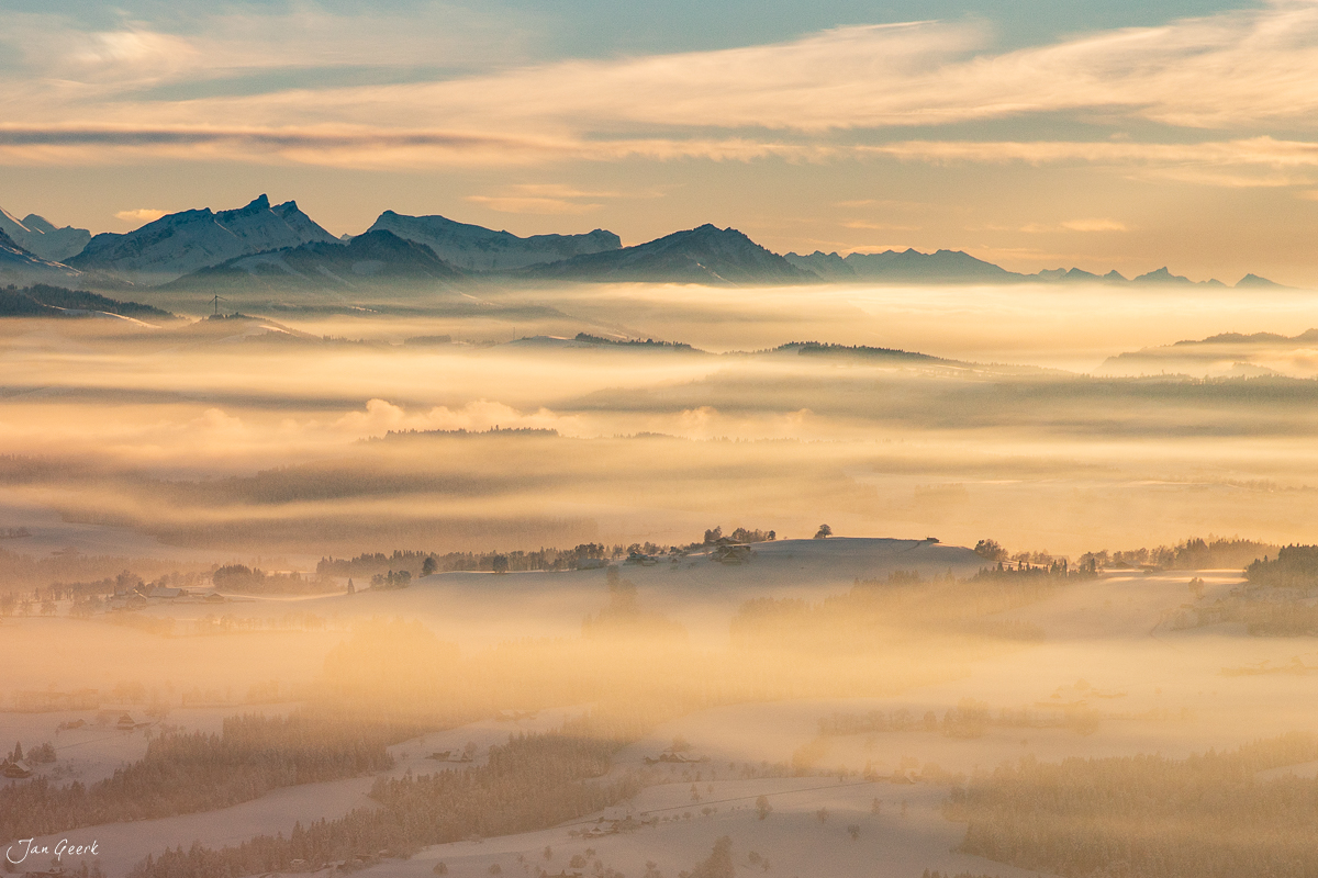 Heliflug über Engelberg mit Nebellandschaft, Appenzeller Alpen und Titlis in Morgenlicht, Zentralschweiz – Jan Geerk Fotograf Basel