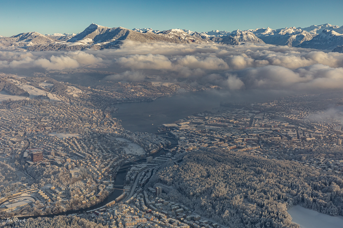 Luftaufnahme Vierwaldstättersee mit schneebedeckten Alpen, Winterlicht, Zentralschweiz Schweiz – Jan Geerk Fotograf Basel