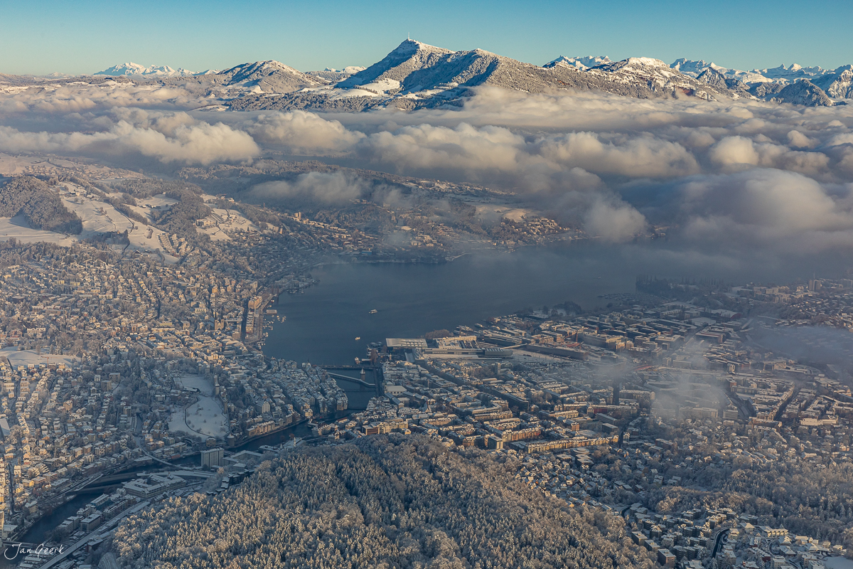 Luftaufnahme Vierwaldstättersee mit Titlis, verschneite Alpen im Hintergrund, Winterlicht, Zentralschweiz, Schweiz – Jan Geerk Fotograf Basel