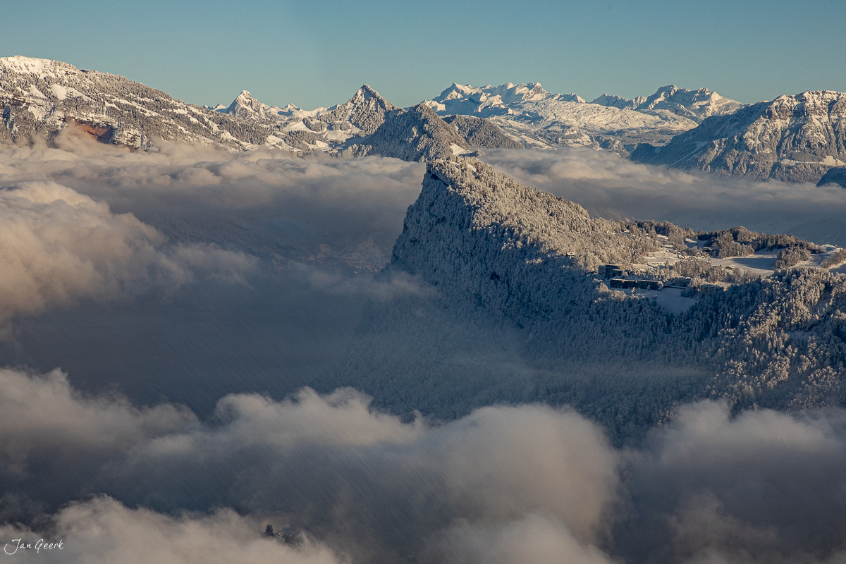 Schneebedeckter Berggipfel über Nebelmeer mit Alpenpanorama im Hintergrund, Engelberg Zentralschweiz Winter – Jan Geerk Fotograf Basel