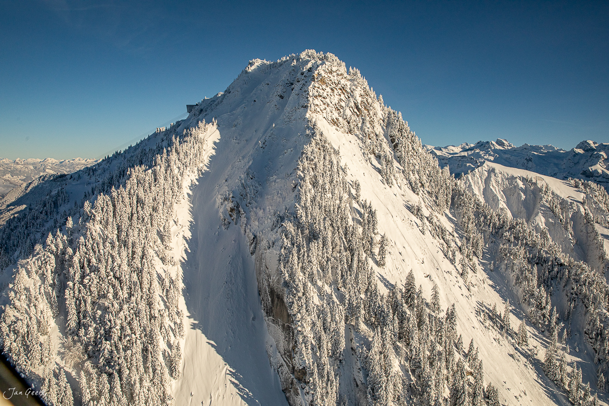 Schneebedeckter Berg Titlis mit Fichten im Kantlicht, Zentralschweiz, Winter – Jan Geerk Fotograf Basel