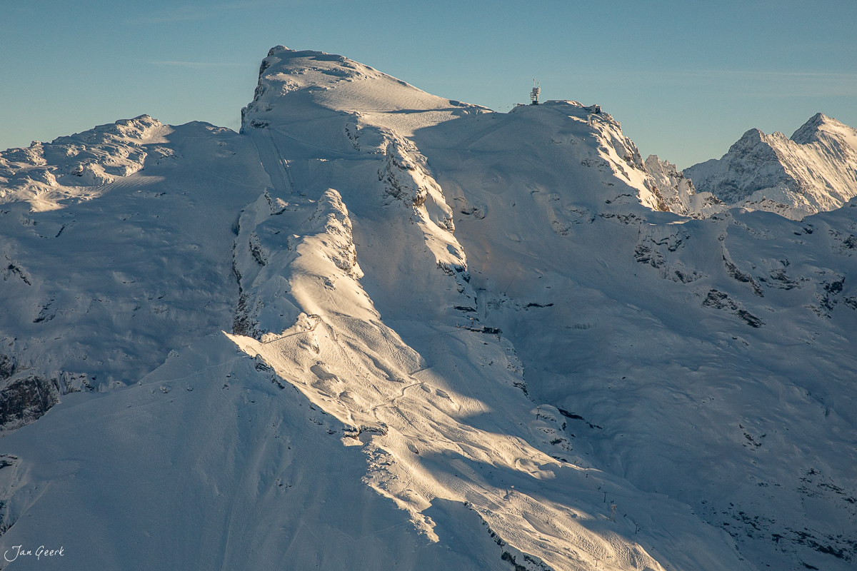 Schneebedeckte Berggipfel beim Titlis in Engelberg, Zentralschweiz im Winterlicht – Luftaufnahme von Jan Geerk Fotograf Basel