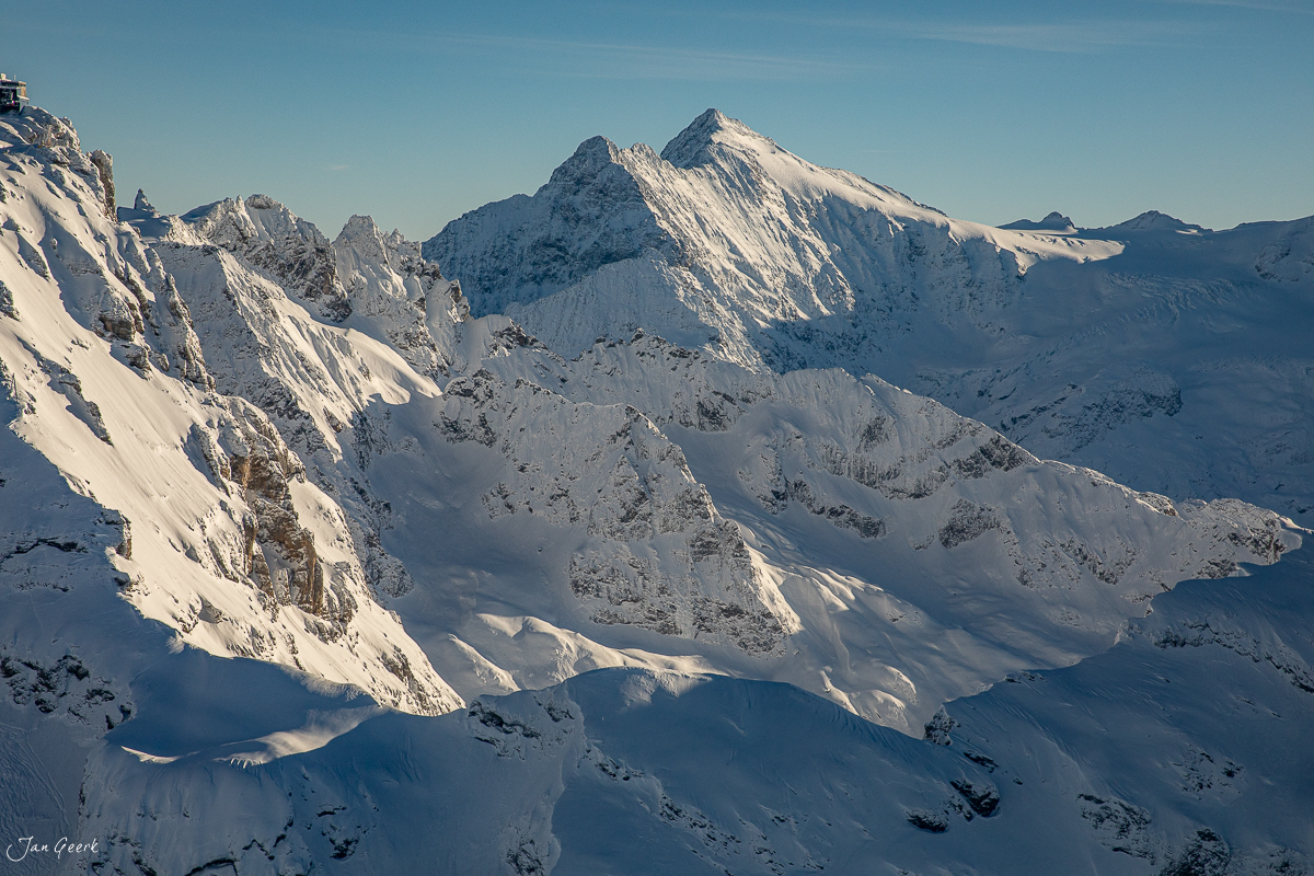 Schneebedeckte Bergketten am Titlis mit Kantlicht bei Heliflug über Zentralschweiz – Jan Geerk Fotograf Basel