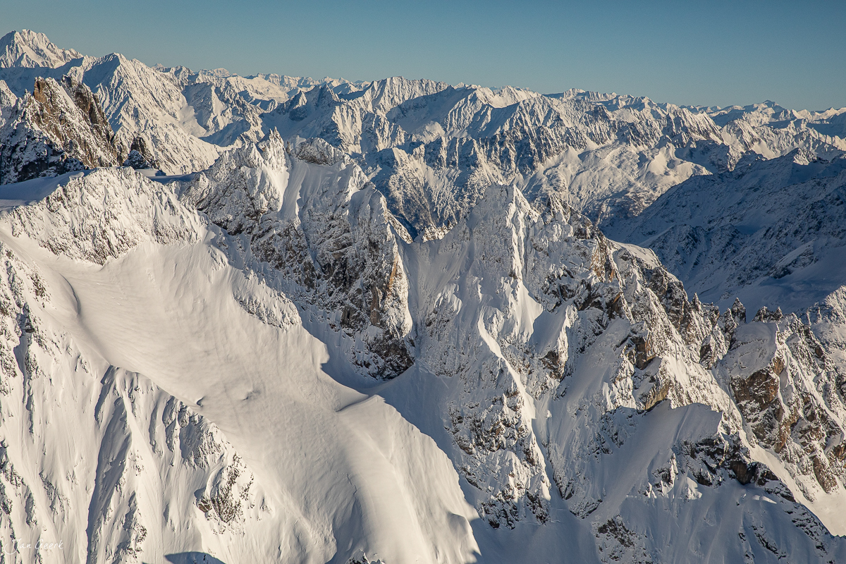 Schneebedeckte Berglandschaft Titlis mit dramatischen Felswänden Kantlicht Winterstimmung Zentralschweiz Schweiz Jan Geerk Fotograf Basel