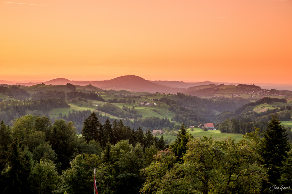 Drumlinlandschaft Hirzel mit sanften grünen Hügeln bei Sonnenaufgang Zentralschweiz – Jan Geerk Fotograf Basel