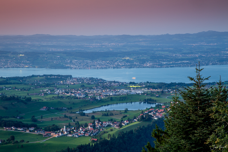 Drumlinlandschaft bei Hirzel mit Zürichsee und grünen Hügeln, Frühjahr, Zentralschweiz – Jan Geerk Fotograf Basel
