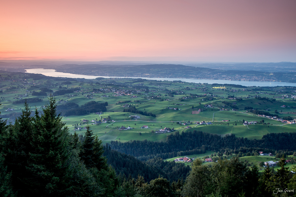 Drumlinlandschaft bei Hirzel mit Zürichsee im Morgenlicht, Zentralschweiz Schweiz – Jan Geerk Fotograf Basel