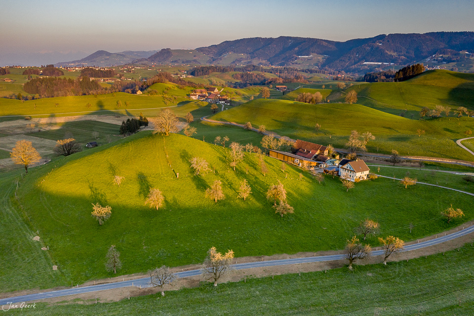 Luftaufnahme Hirzel mit Bauernhof, grüne Wiesen und herbstliche Bäume, Zentralschweiz Schweiz – Jan Geerk Fotograf Basel
